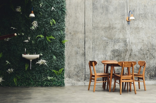 Café avec tables et chaises en bois