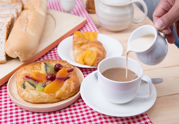 café et tarte aux fruits