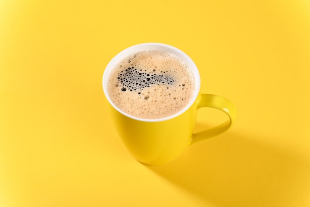 Café en tasse jaune sur fond jaune