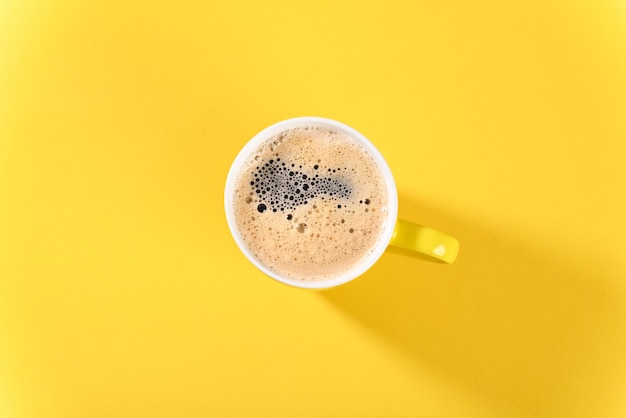 Café en tasse jaune sur fond jaune