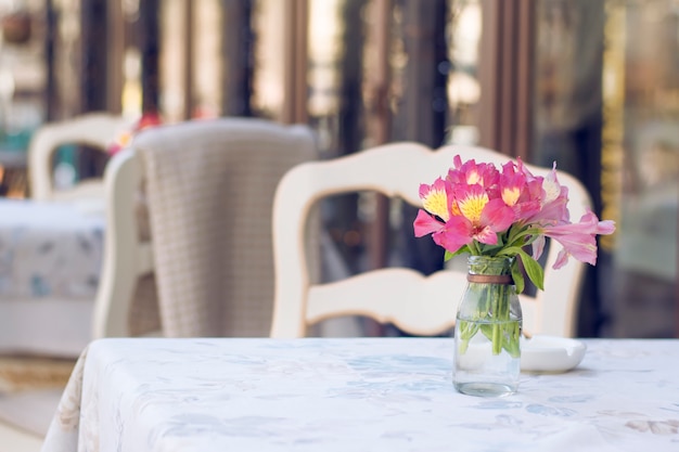 Photo café en terrasse, café à décor floral sur la table