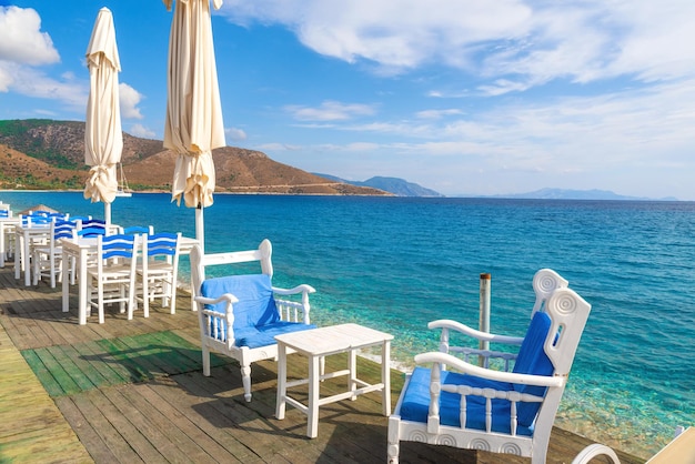 Café-terrasse avec personne sur la plage de Palamutbuku dans la péninsule de Datca région de Mugla Turquie sur la mer Égée