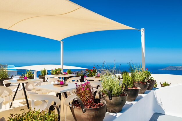 Café en terrasse avec vue sur la mer. Architecture blanche sur l'île de Santorin, Grèce. Beau paysage d'été