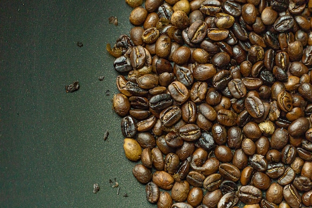 Café torréfié sur la vue de dessus de la casserole de fer