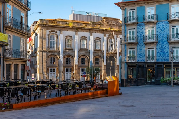 Café sur le trottoir dans le centre-ville de Porto avec des bâtiments colorés avec personne architecture médiévale