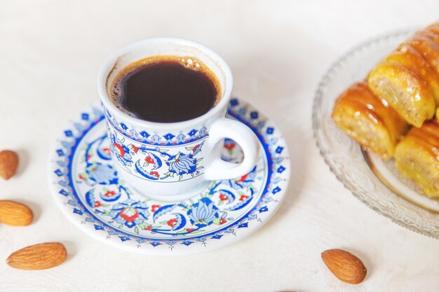 Café turc et baklava sur fond clair. Mise au point sélective. la nature.