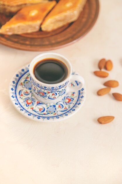 Café turc et baklava sur fond clair. Mise au point sélective. nourriture.