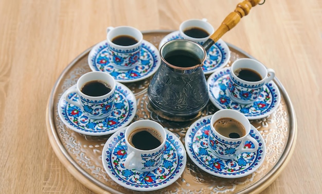 Café turc beaucoup de tasses sur la table Selective focus Drink