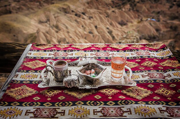 Café turc avec des bonbons sur plateau d'argent, photo prise en Cappadoce, Göreme, Turquie
