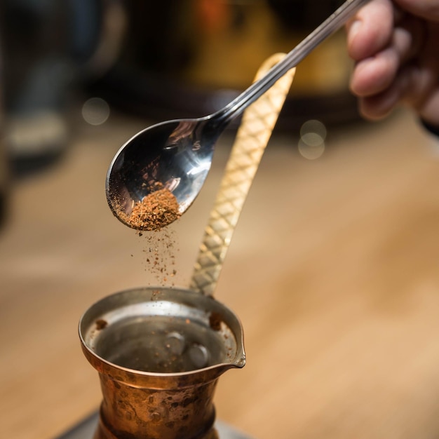 Café turc cuit dans le sable Faire du café turc