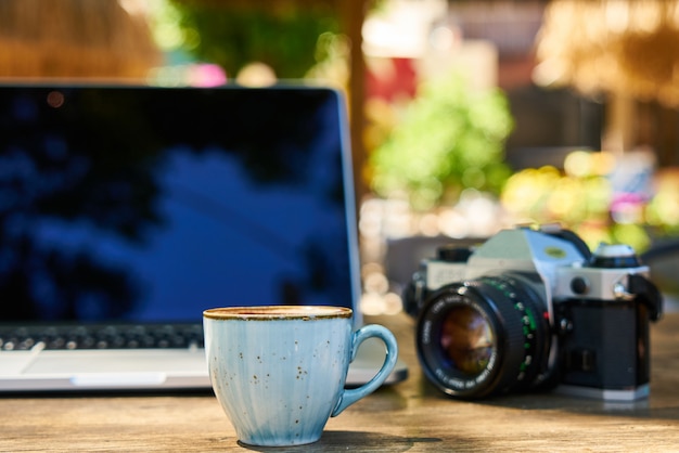 Café turc foncé sur la table