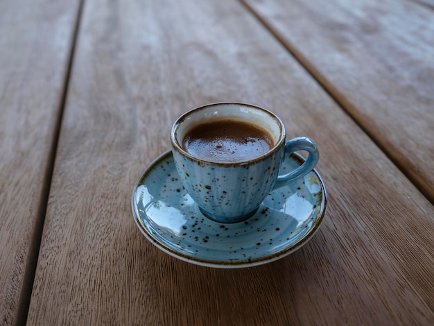 Café turc traditionnel dans une tasse bleue