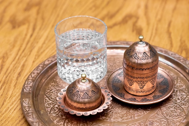 Café turc traditionnel sur un plateau en métal. Souvenir et cadeau populaires de Turquie