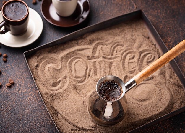 Photo café turc traditionnel préparé sur du sable chaud