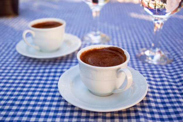 Café turc traditionnel avec un verre d'eau