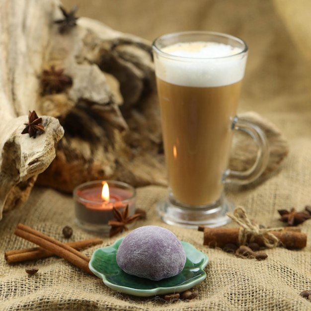 Photo café en verre avec mochi et épices fond en tissu avec espace de copie