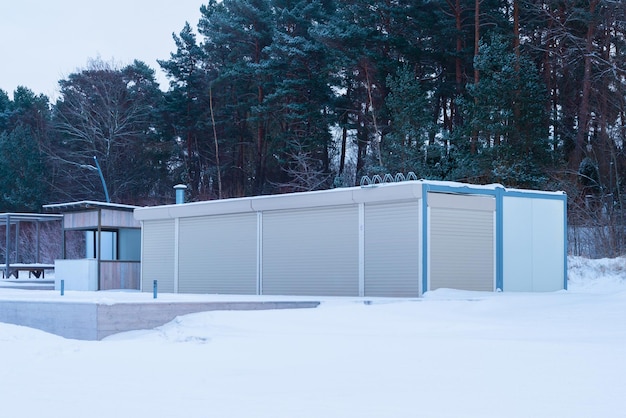 Café vide fermé en hiver