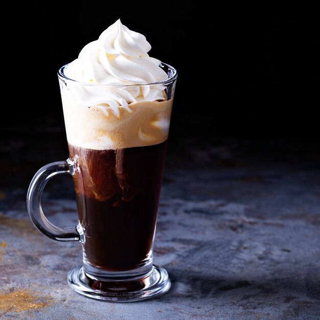 Café viennois chaud avec de la crème fouettée