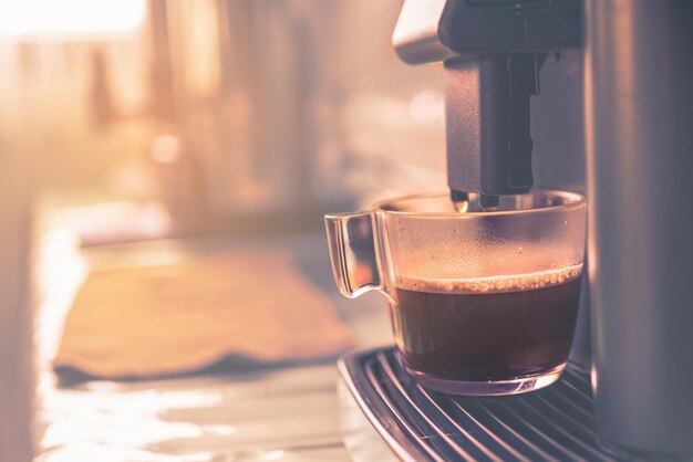 Cafetière automatique et une tasse dans le bureau