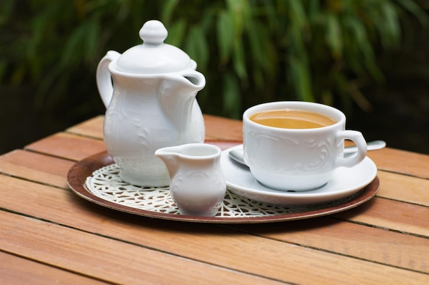 Cafetière blanche sur table en plein air