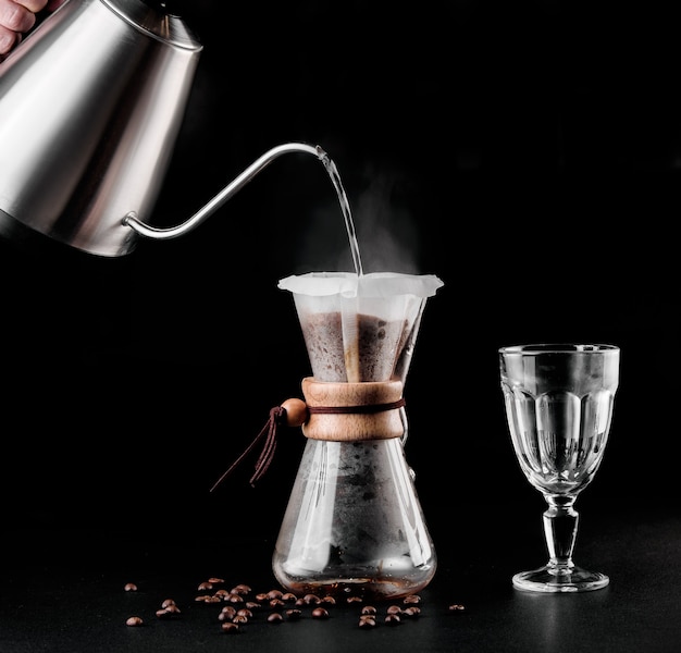 La cafetière Chemex est une cafetière en verre de style verseur manuel