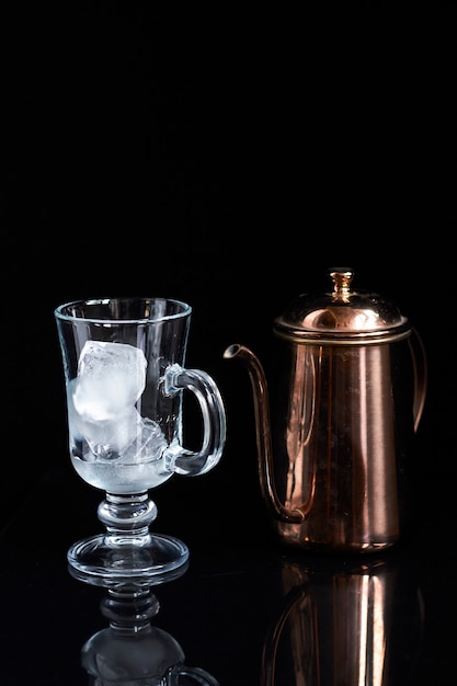 Cafetière en cuivre et verre de latte vide avec de la glace