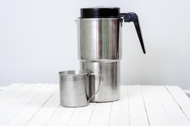 Cafetière sur fond blanc