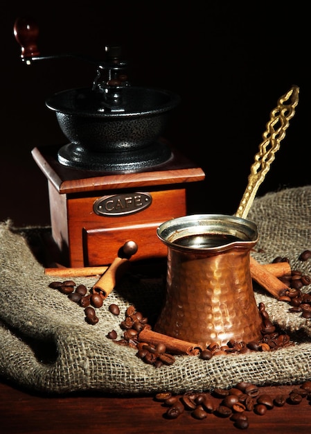 Cafetière sur fond sombre