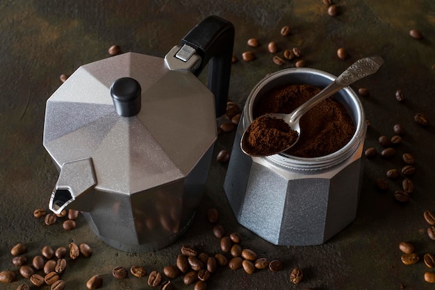 Photo une cafetière moka avec du café frais