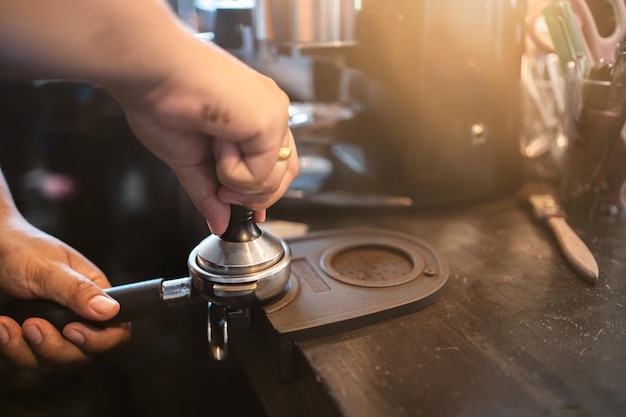 Cafetière porte-filtre avec café Utile comme arrière-plan pour le café-bar barista