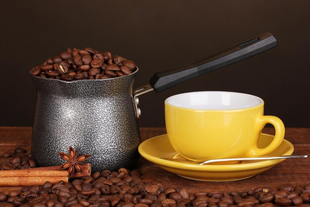 Cafetière avec tasse jaune sur table en bois