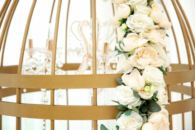 Photo cage décorative avec des fleurs pour un gros plan de mariage