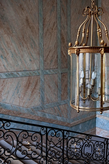 Cage d'escalier et lustre lanterne dans un manoir