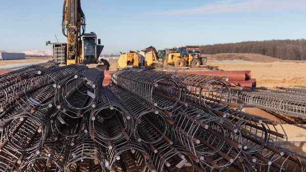 Cages d'armature pour pieux forés empilés sur le chantier Renforcement de pieux en béton armé