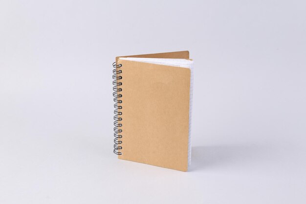 Cahier d'artisanat sur fond blanc