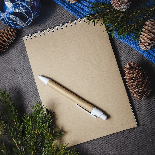 Cahier au centre de la décoration de Noël