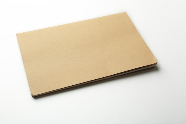 Cahier beige vierge sur fond blanc