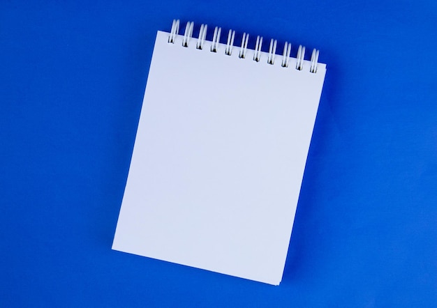 un cahier blanc sur fond bleu