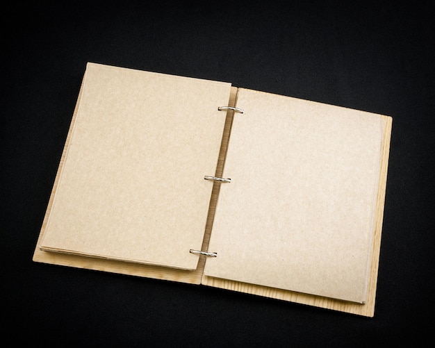 Cahier en bois sur fond sombre