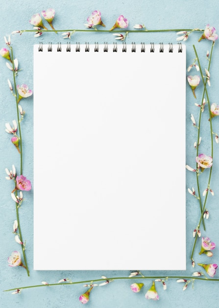 Photo cahier avec des branches de fleurs