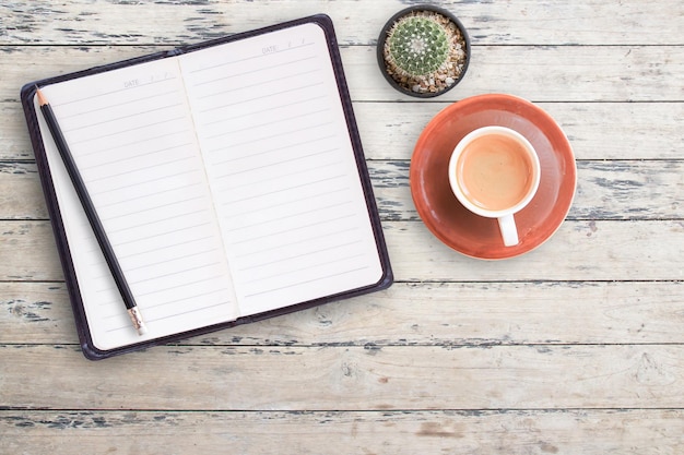 Cahier et café sur table en bois