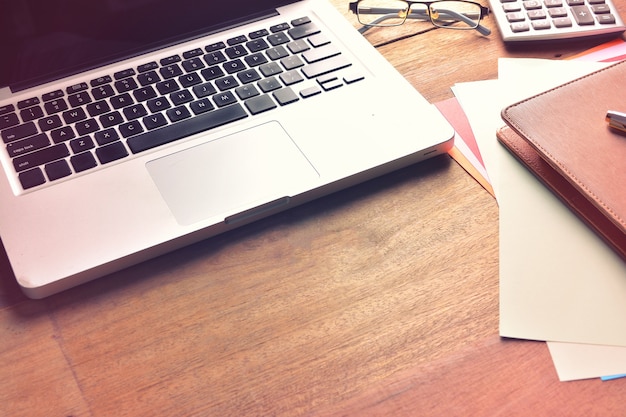 Cahier avec calculatrice, clavier et stylo sur table