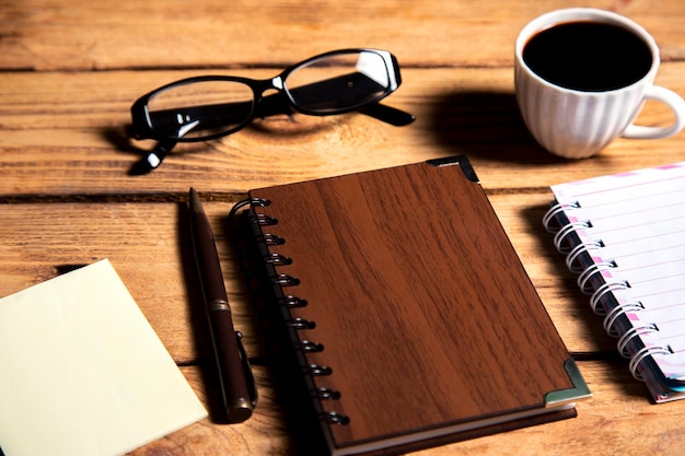 cahier de concept d'entreprise et stylo sur bois