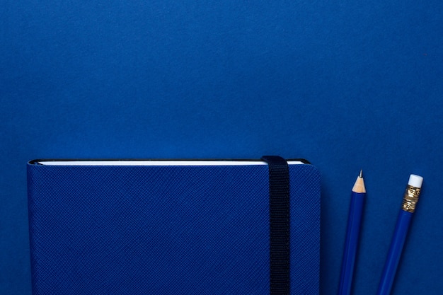 Cahier et crayon de bureau bleu