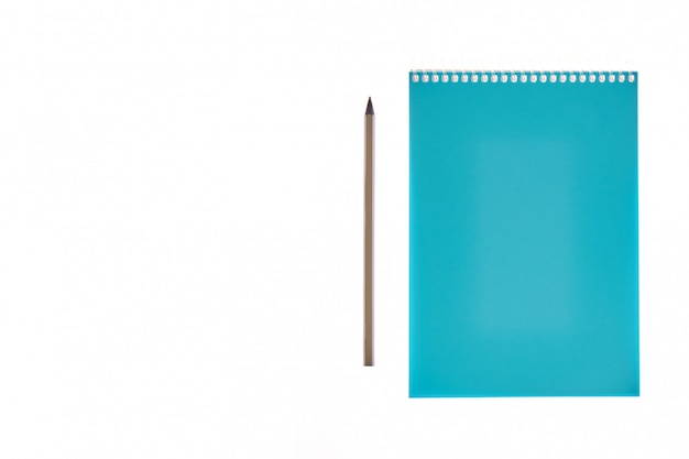 Cahier et crayon sur fond blanc