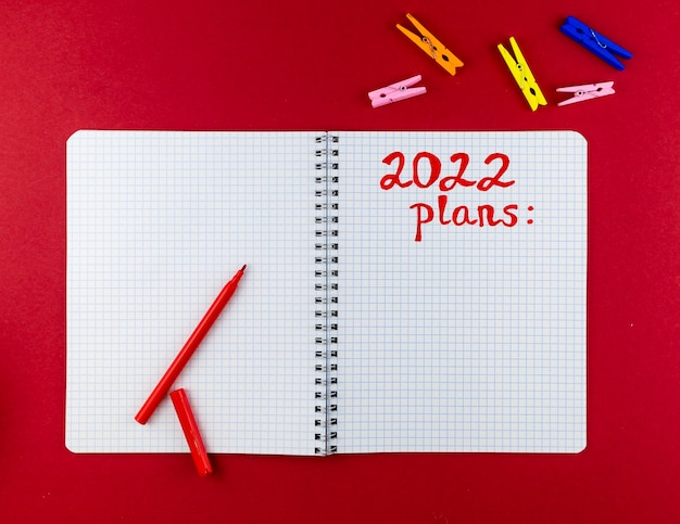 cahier avec crayon répertoriant les plans 2022