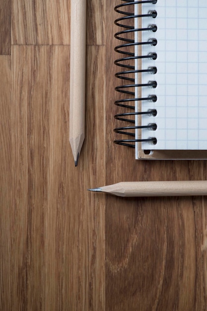 Cahier et crayon sur une table en bois