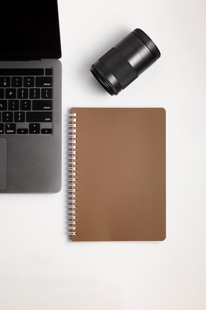 Cahier d'école sur fond blanc, bloc-notes en spirale sur une table. mise à plat