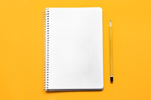 Cahier d'école sur fond de couleur