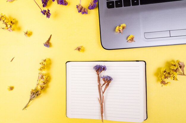 Cahier et fleurs jaune